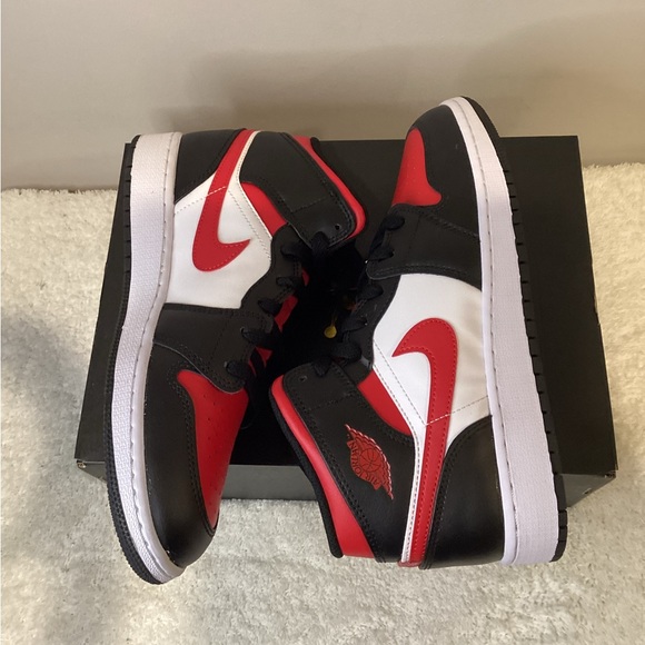 Air Jordan 1 Mid - Picture 6 of 12